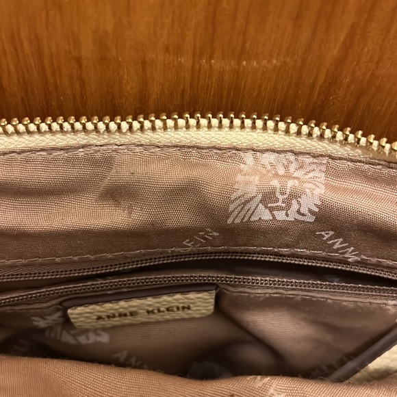 Anne Klein Cross Body purse with adjustable straps. Great condition - Picture 3 of 10